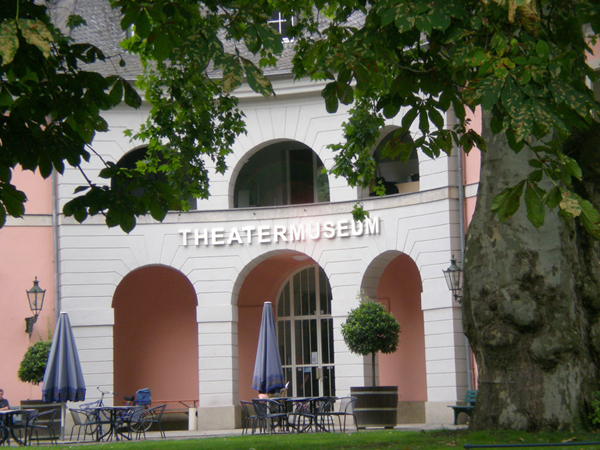 licht schriftzug theatermuseum düsseldorf
